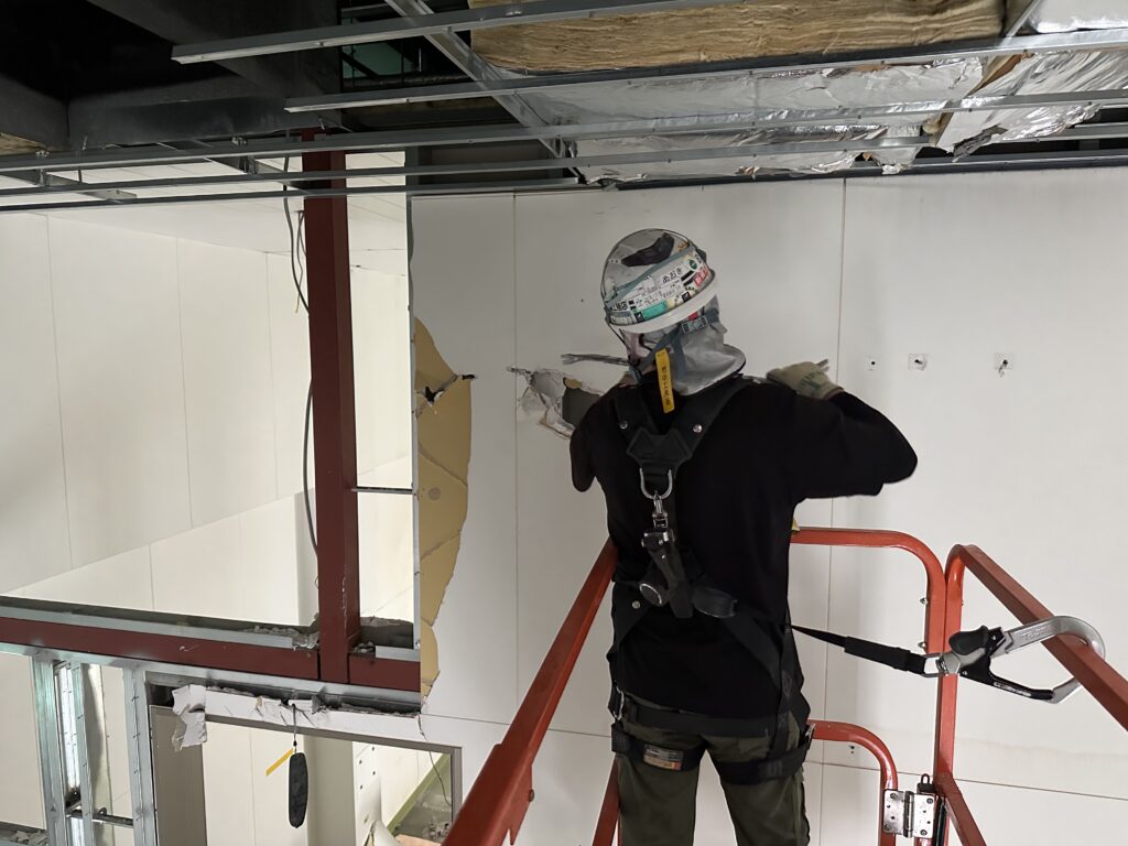フルハーネスを着用して解体