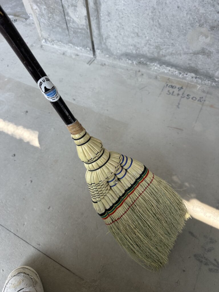 現場清掃用の自前の座敷箒