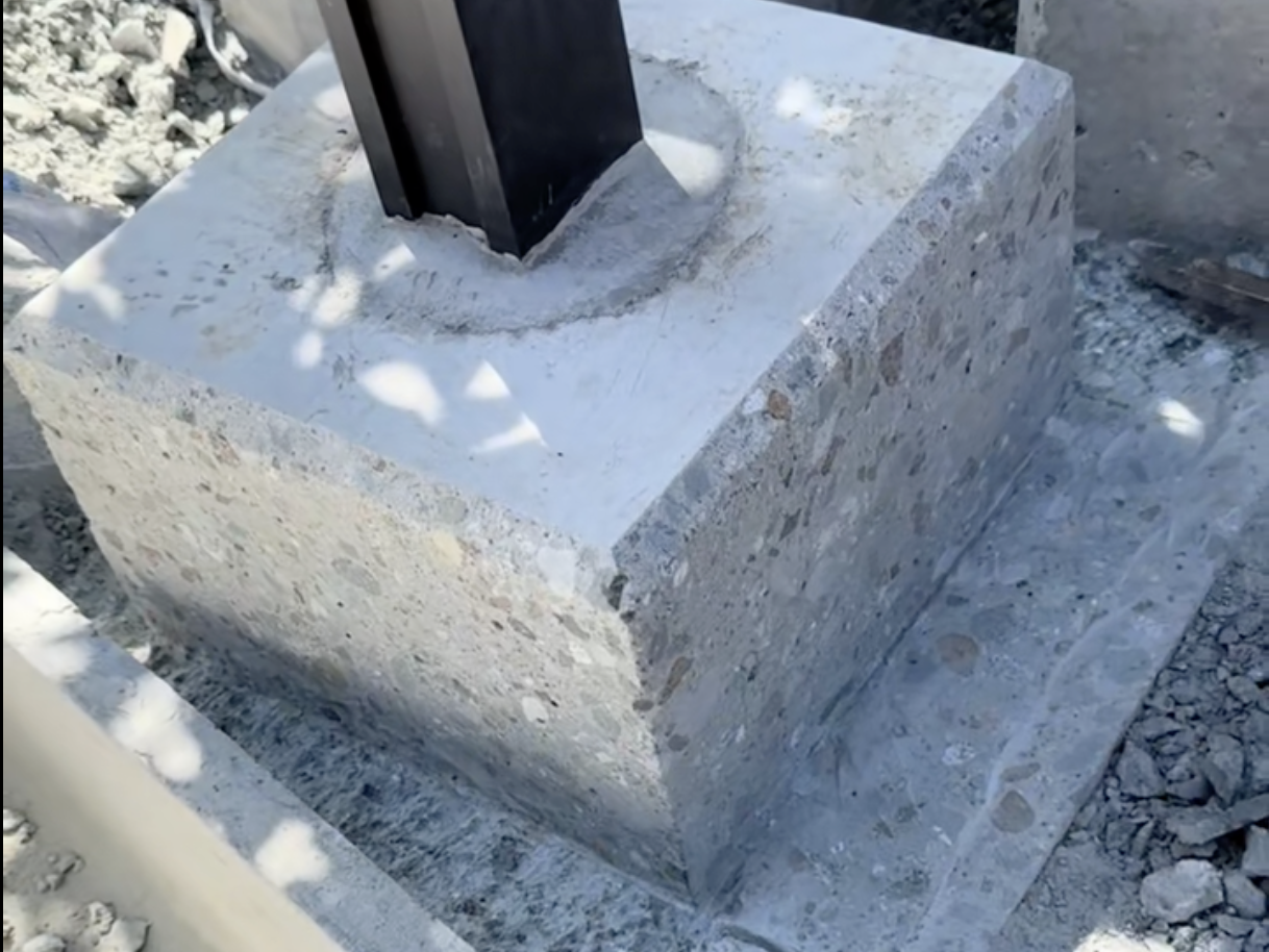 カッターを駆使したフェンス基礎の成形