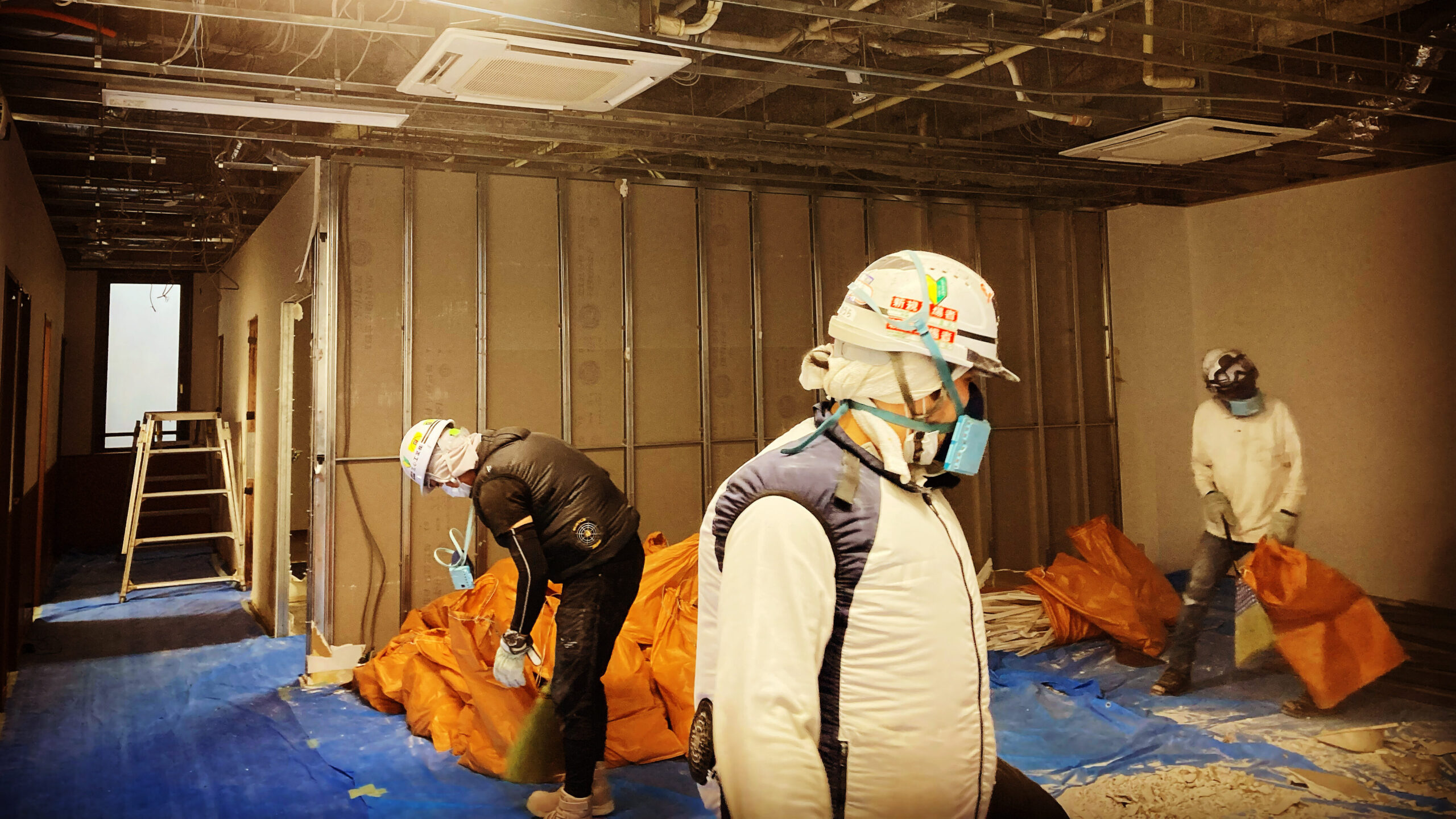 内装解体中の作業員