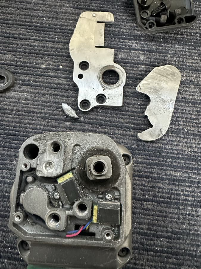 根本が割れたCE18DYCAの刃と破片
