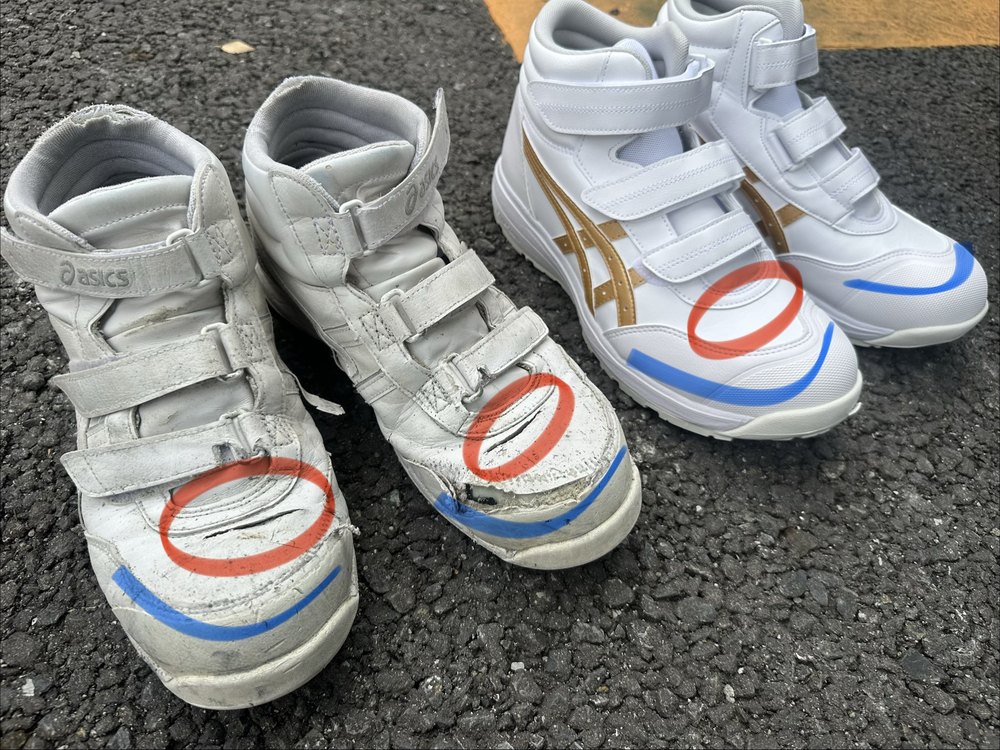 CP302とCP312の比較。赤丸は指の付け根に穴が開いた箇所